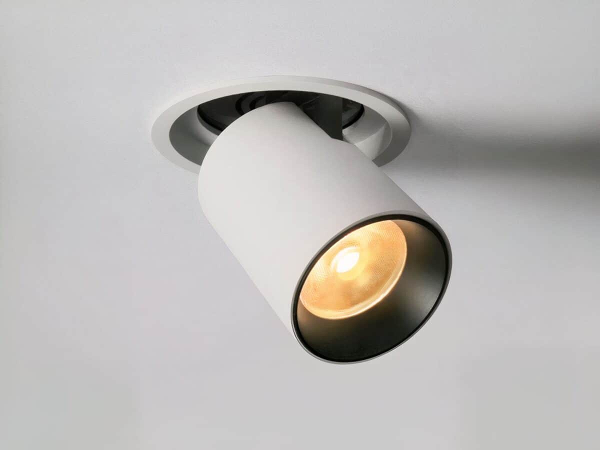 Spot LED plafond style projecteur pliable Spot LED plafond style projecteur pliable sur un plafond gris