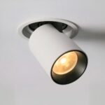 Spot LED plafond style projecteur pliable Spot LED plafond style projecteur pliable sur un plafond gris