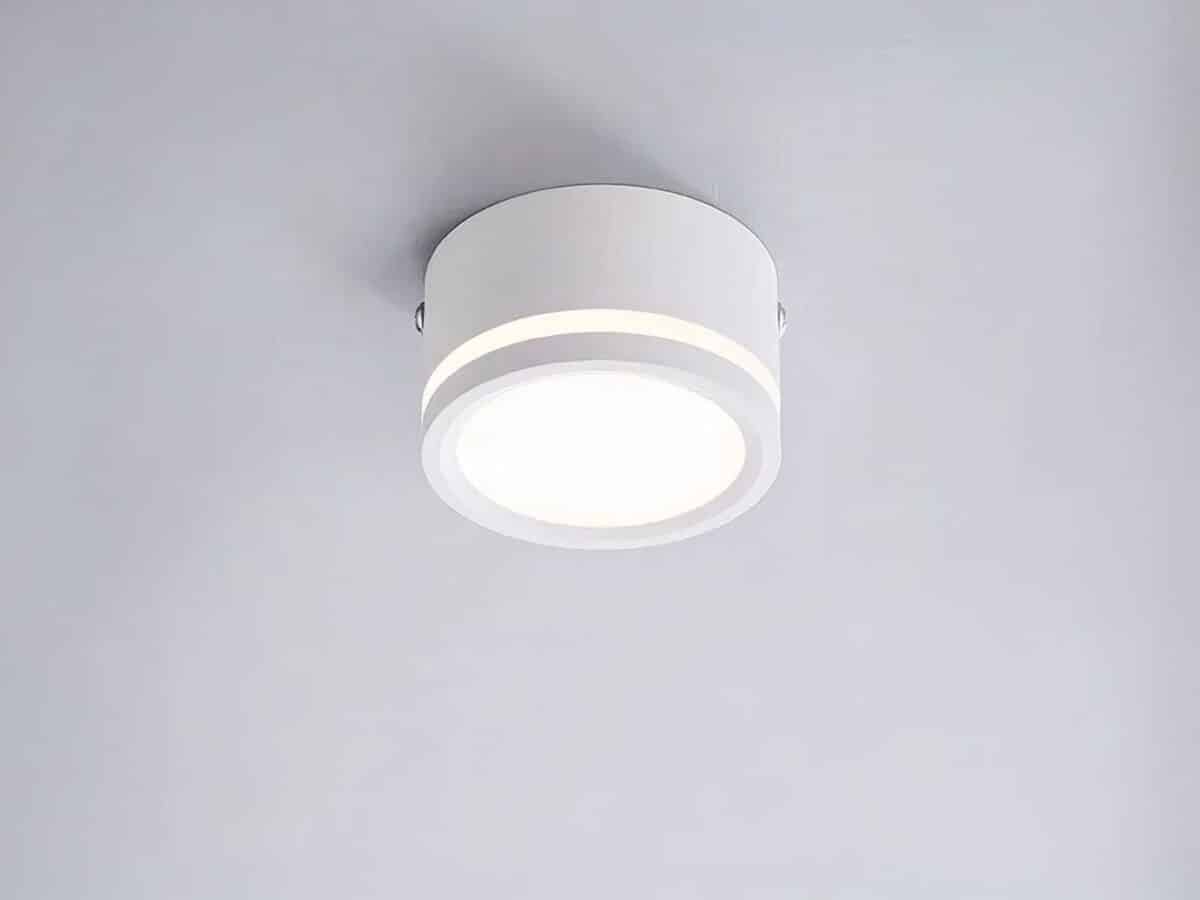 Spot LED plafond tendance et discret Spot LED plafond tendance et discret sur un plafond gris