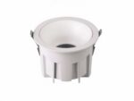 Spot LED salle de bain compact et anti-éblouissement sur fond blanc
