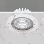 Spot LED salle de bain encastrable et rond Spot LED salle de bain encastrable et rond installé sur une planche avec des gouttes d'eau dessus