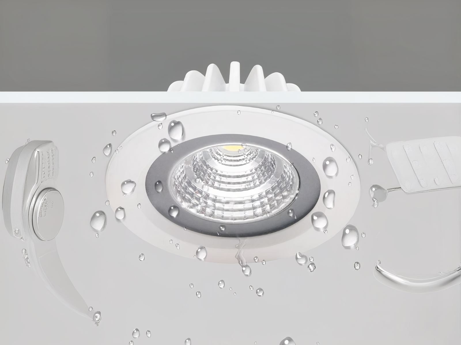 Spot LED salle de bain encastrable et rond installé sur une planche avec des gouttes d'eau dessus