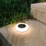 Spot LED solaire moderne et design Spot LED solaire moderne et design allumé la nuit sous la pluie