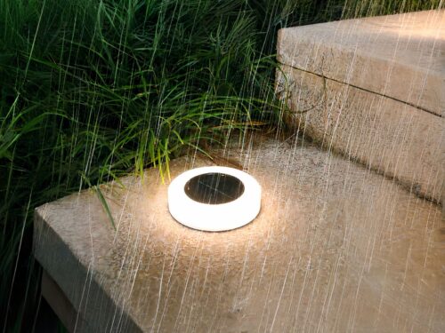 Spot LED solaire moderne et design allumé la nuit sous la pluie