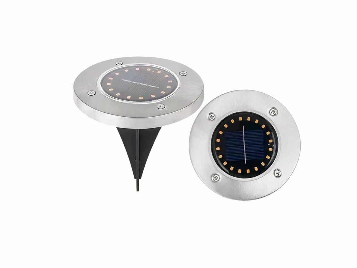 Spot LED solaire pratique et facile à installer Spot LED solaire pratique et facile à installer sur fond blanc