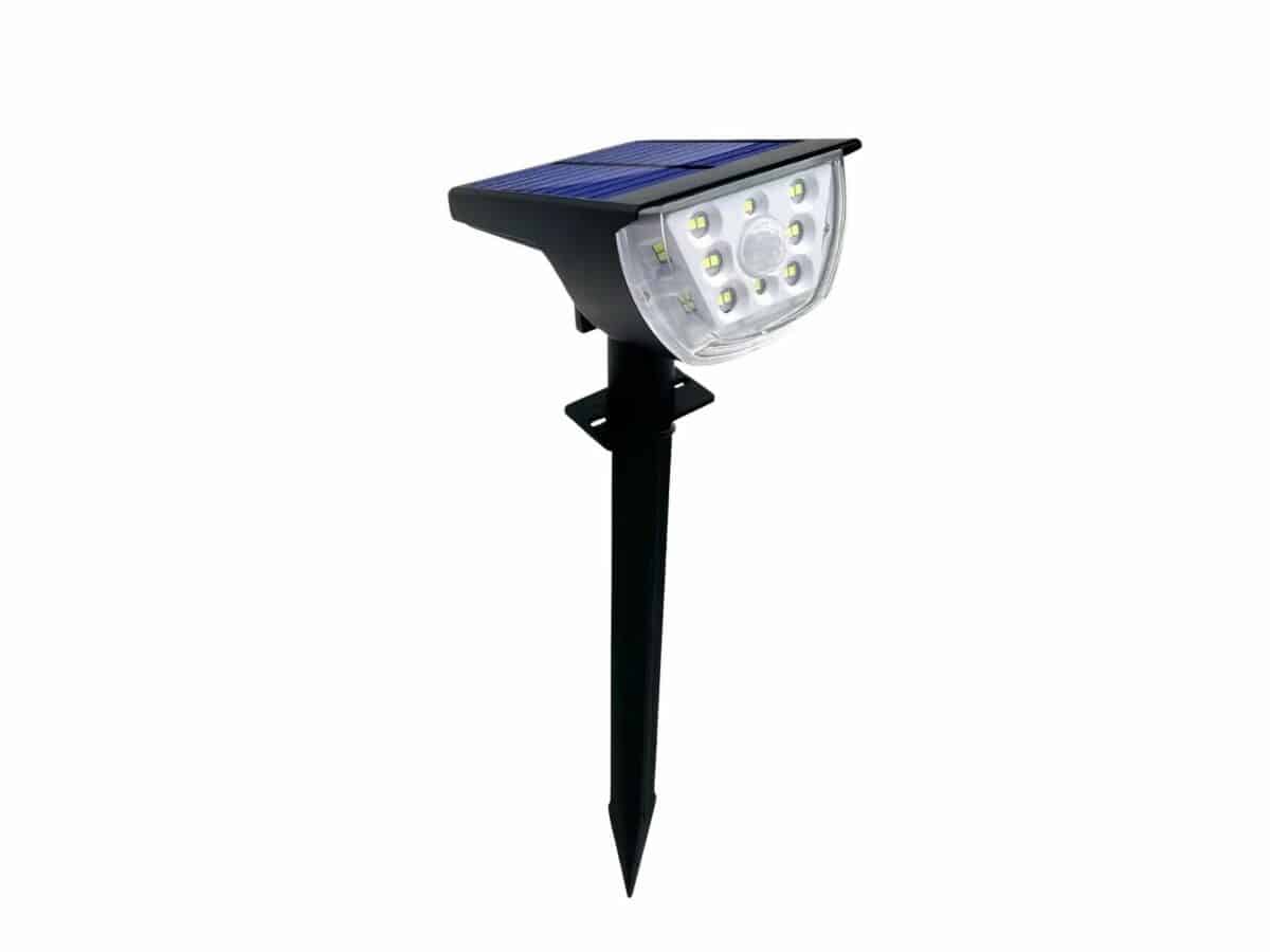 Spot LED solaire puissant et polyvalent sur fond blanc