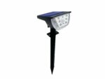 Spot LED solaire puissant et polyvalent sur fond blanc