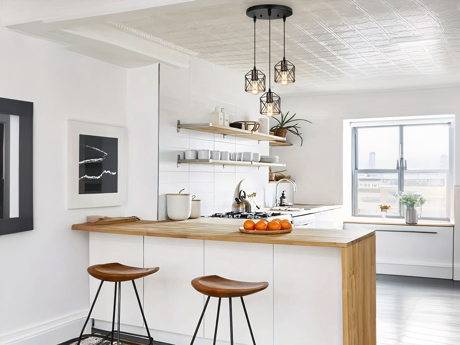 Cuisine avec bar en bois, au-dessus duquel est installée une suspension LED noire avec trois têtes en style d'origami.