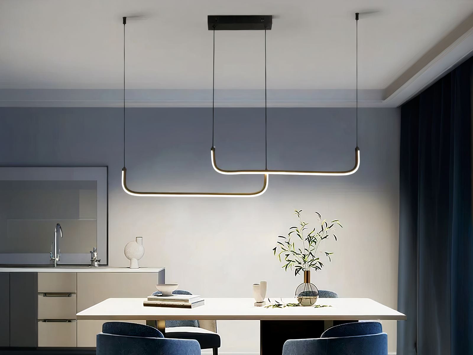 Suspension LED minimaliste et moderne noire Suspension LED noire, linéaire, allumée et installée au-dessus d'une table rectangle blanche.