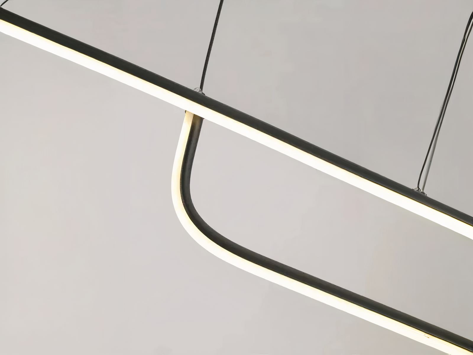 Suspension LED minimaliste et moderne noire