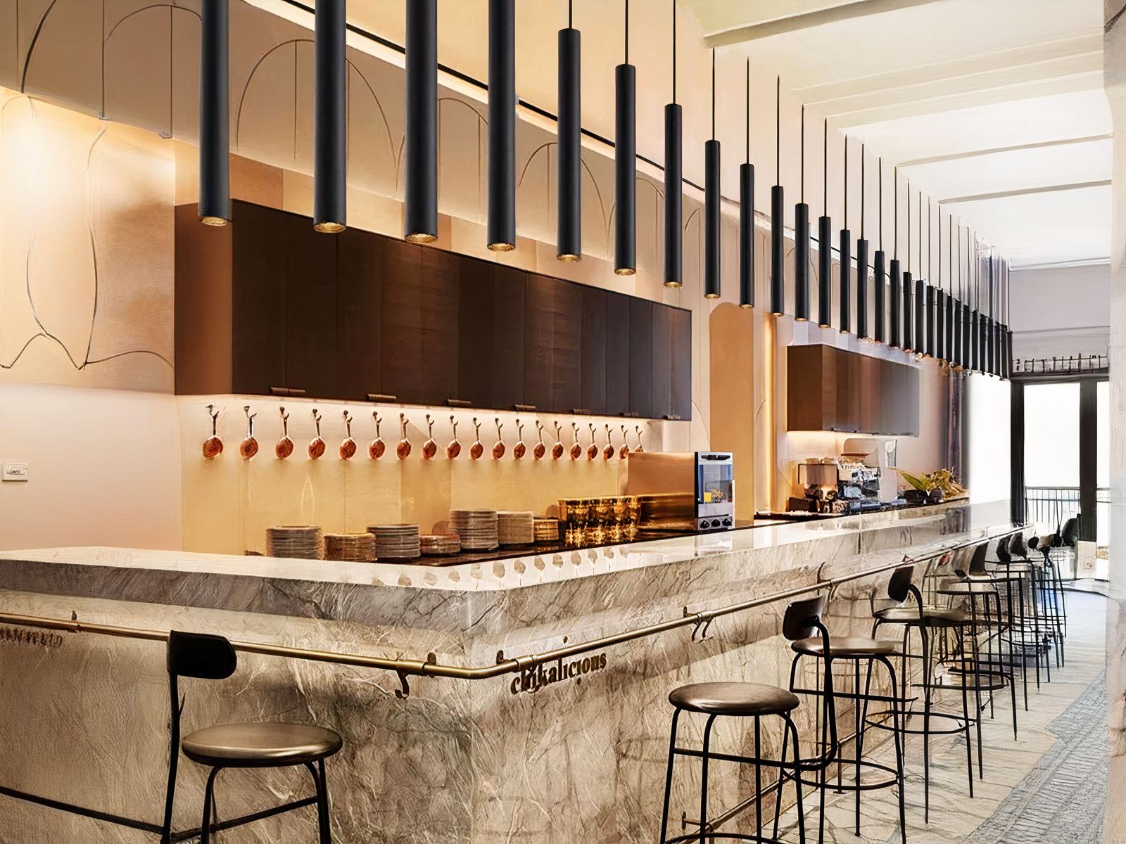 Suspension LED tube noir au design nordique moderne