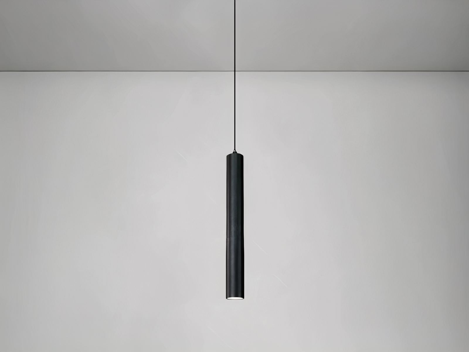 Suspension LED tube noir au design nordique moderne Suspension LED tube noir au design nordique moderne – Image 2
