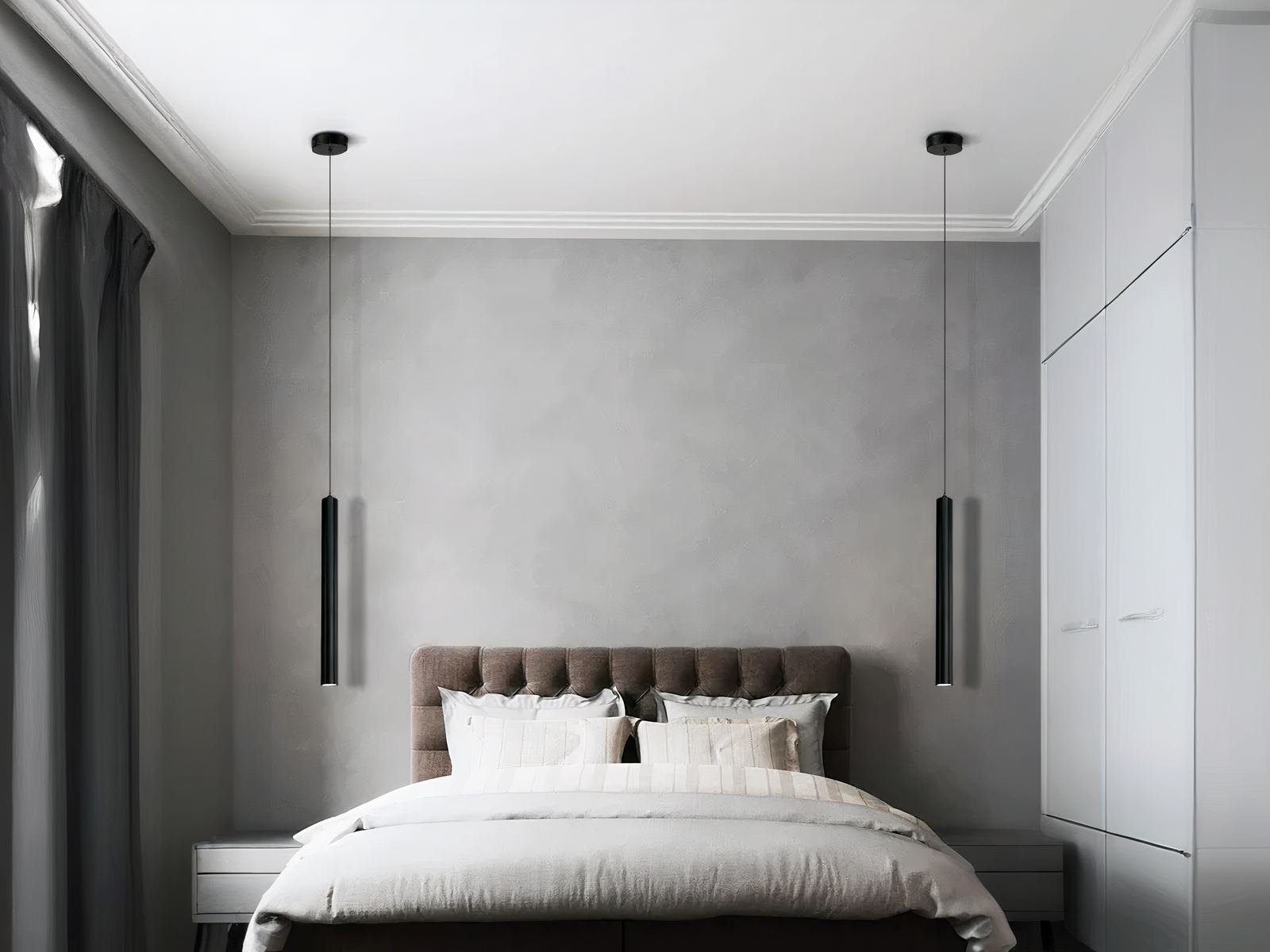 Suspension LED tube noir au design nordique moderne Chambre avec un grand lit et une tête de lit capitonnée marron, et une suspension LED tube noire de chaque côté du lit en guise de lampe de chevet.
