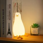 Veilleuse LED amusante en forme de canard Veilleuse LED amusante en forme de canard allumée sur une étagère