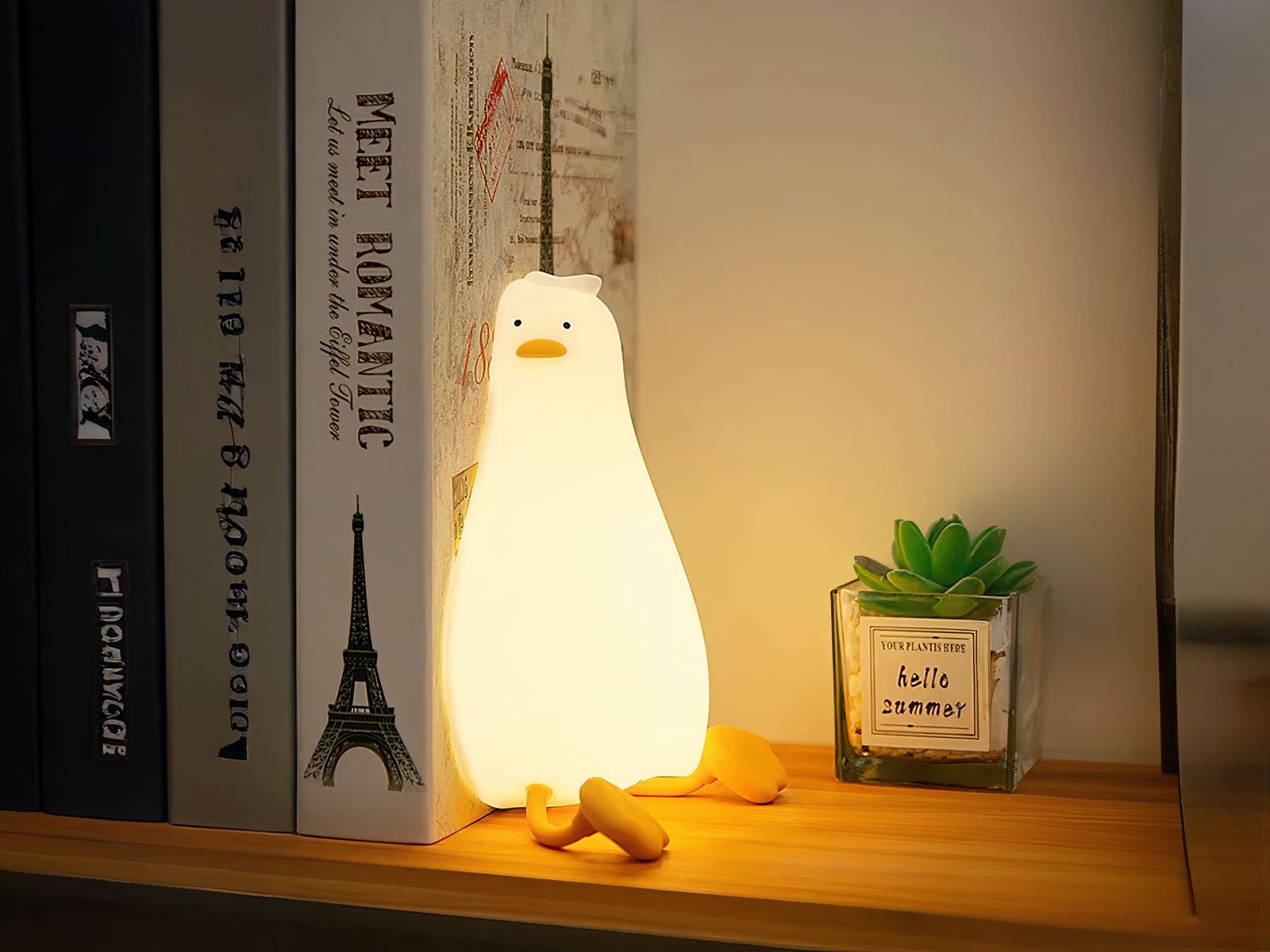 Veilleuse LED amusante en forme de canard allumée sur une étagère