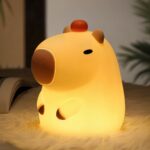 Veilleuse LED en forme d'animal pour enfant Veilleuse LED en forme d'animal pour enfant allumée et posée sur un lit