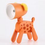 Veilleuse LED polyvalente en forme de chien orange sur fond beige
