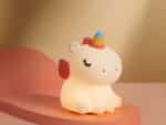 Veilleuse LED rechargeable en forme de licorne posée sur une table