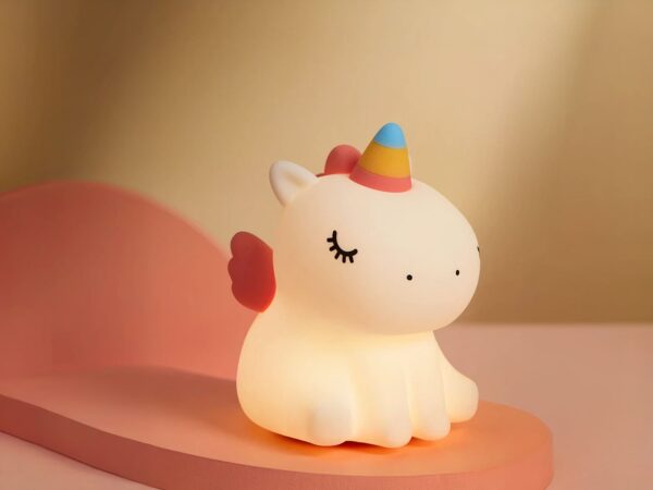 Veilleuse LED rechargeable en forme de licorne posée sur une table