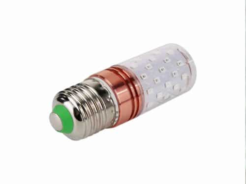 Ampoule LED E27 de désinfection ultraviolette, sur un fond blanc.