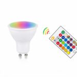 Ampoule LED GU10 à couleurs variables Ampoule LED GU10 à couleurs variables avec une télécommande sur fond blanc