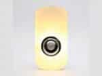 Lampe LED rechargeable design avec détecteur sur fond gris.