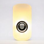 Lampe LED rechargeable design avec détecteur Lampe LED rechargeable design avec détecteur sur fond gris.