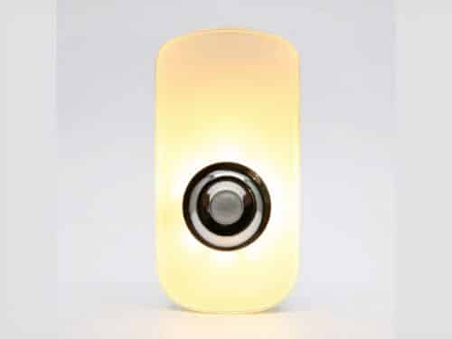 Lampe LED rechargeable design avec détecteur sur fond gris.
