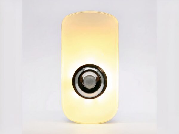 Lampe LED rechargeable design avec détecteur sur fond gris.