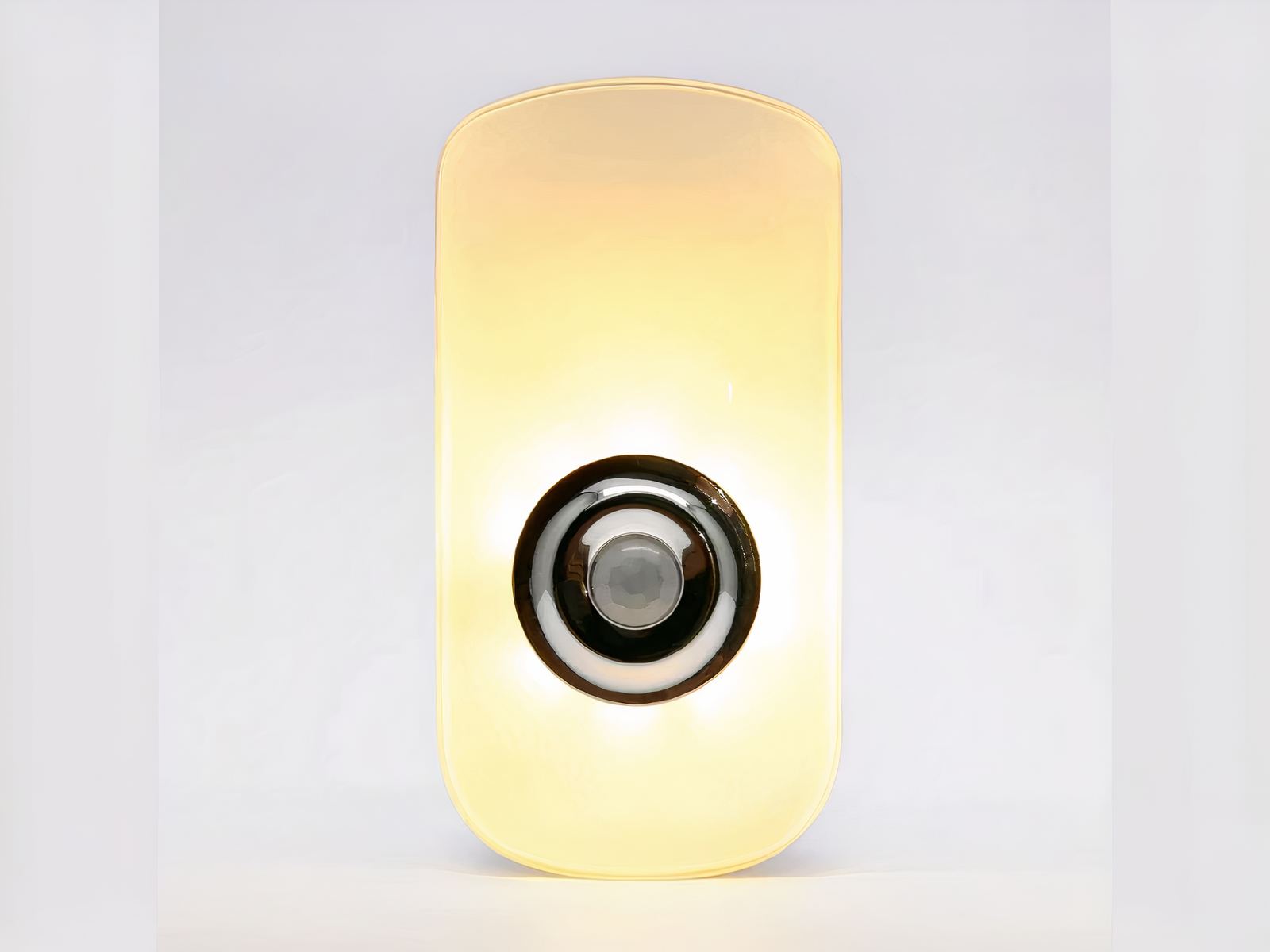 Lampe LED rechargeable design avec détecteur sur fond gris.