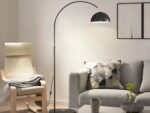 Lampadaire LED noir design et moderne, au dessus d'un canapé.