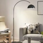 Lampadaire LED noir design et moderne Lampadaire LED noir design et moderne, au dessus d'un canapé.