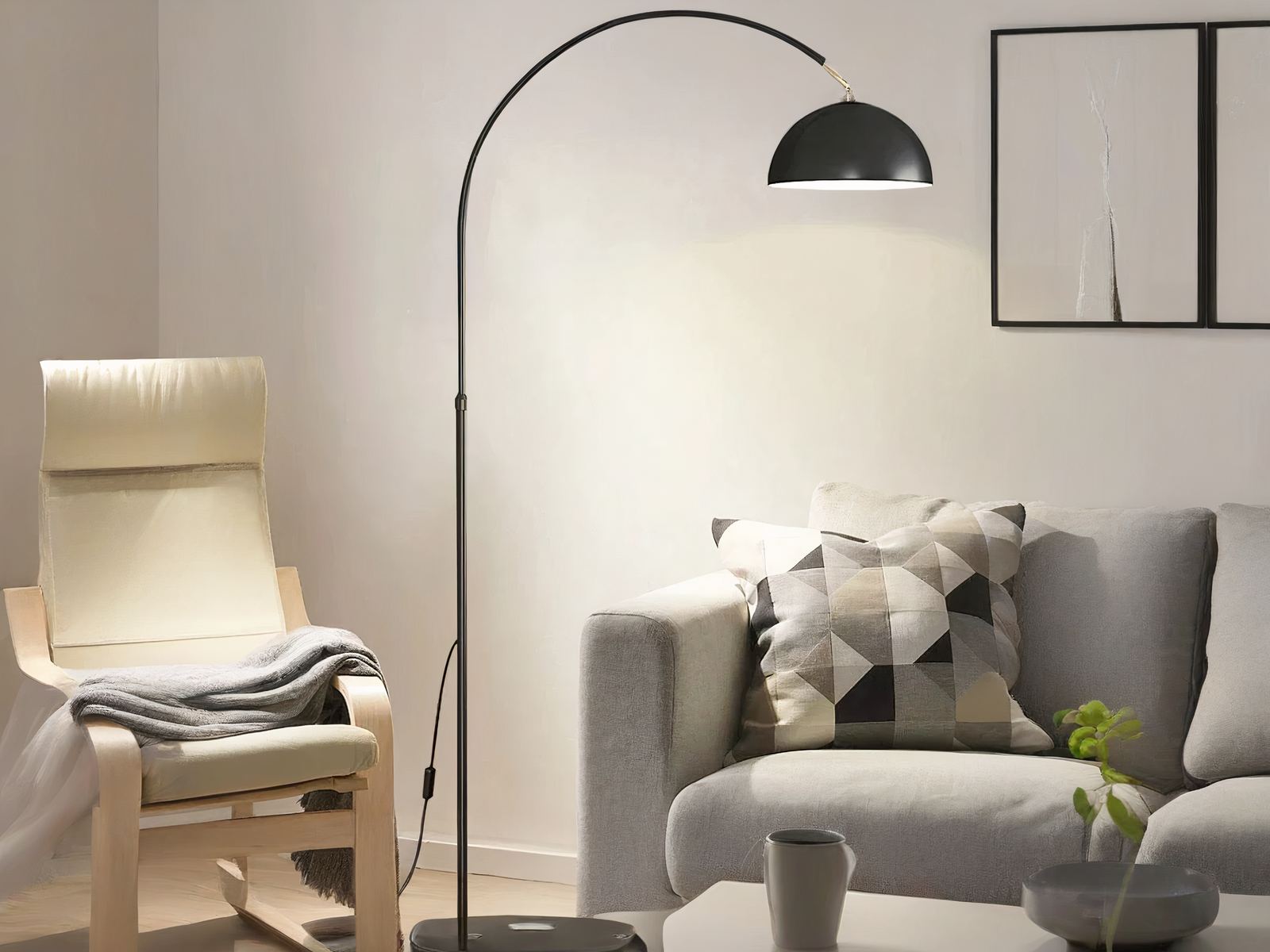 Lampadaire LED noir design et moderne, au dessus d'un canapé.