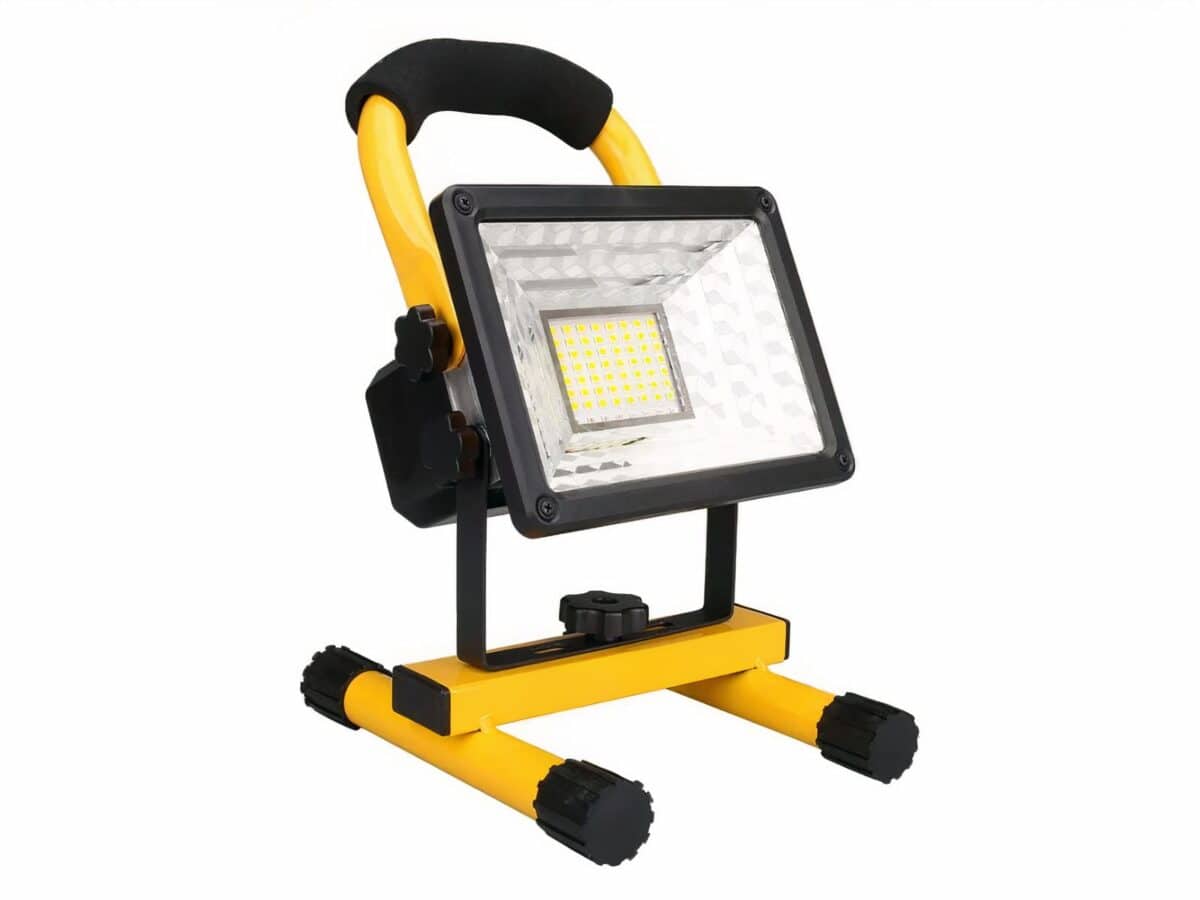 Lampe de travail LED à rotation sur pied imperméable Lampe de travail LED sur pied, jaune et noire, fonction projecteur. Sur fond blanc.
