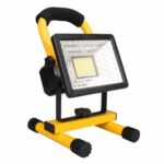 Lampe de travail LED à rotation sur pied imperméable Lampe de travail LED sur pied, jaune et noire, fonction projecteur. Sur fond blanc.