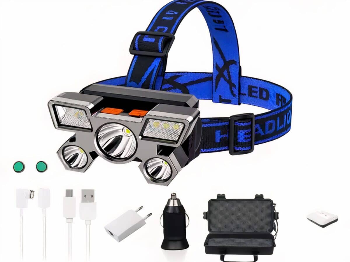 Lampe frontale LED pratique et moderne Lampe frontale LED pratique et moderne sur fond blanc avec des accessoires à côté
