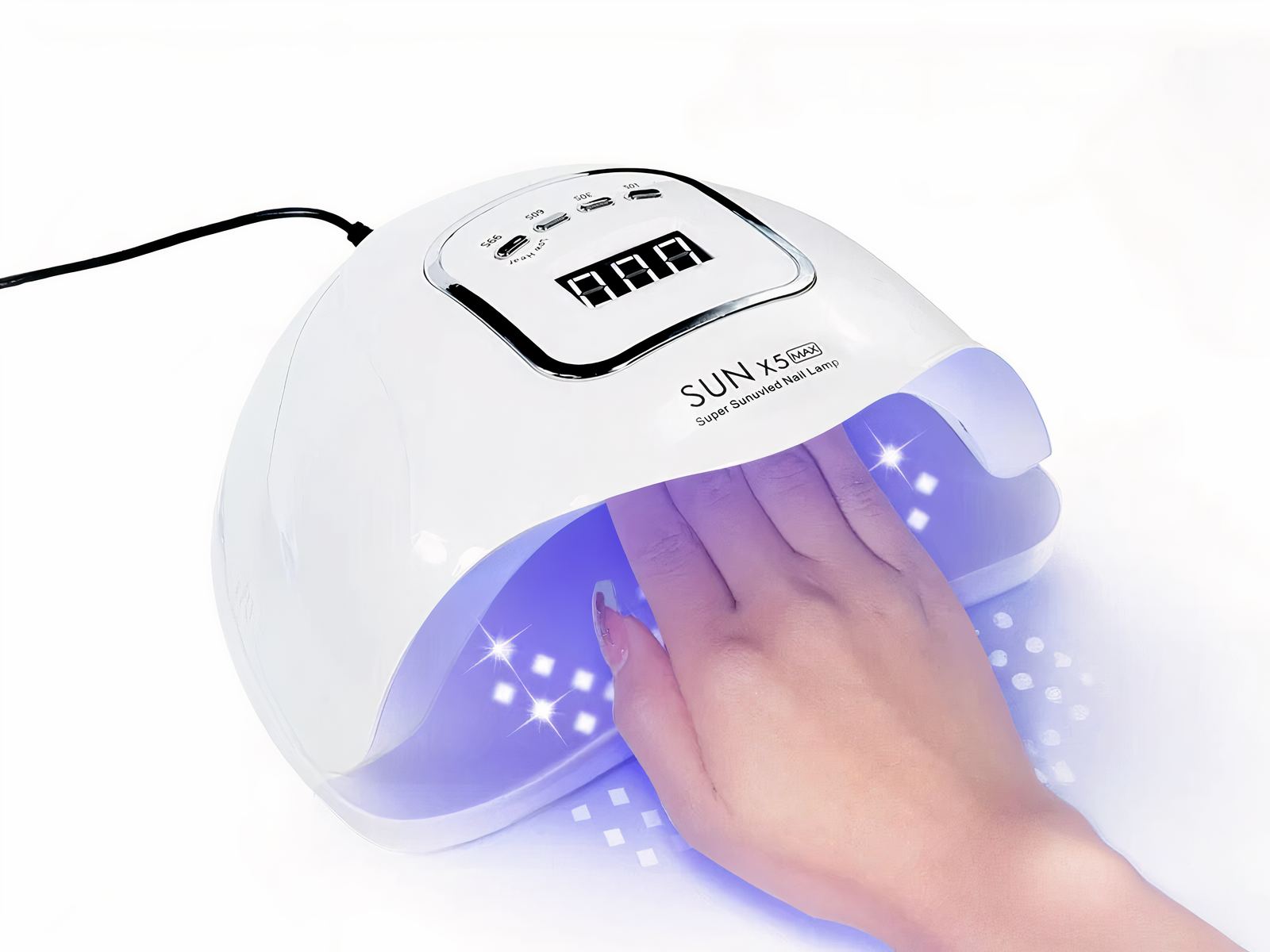 Lampe LED ongle UV à capteur infrarouge, allumée avec la main d'une femme à l'intérieur.