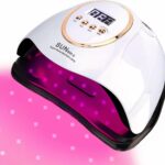 Lampe LED ongle UV lumière rose Lampe LED ongle UV lumière rose, base noire et coque principale blanche, allumée sur fond blanc.