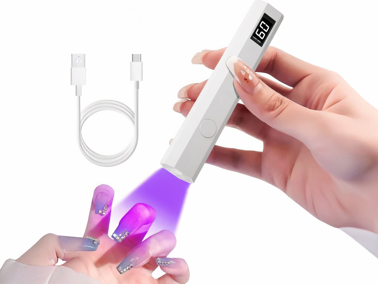 Lampe LED ongle UV portable et rechargeable, allumée et utilisée par une mannequin. On ne voit que ses mains et un câble USB en arrière-plan.