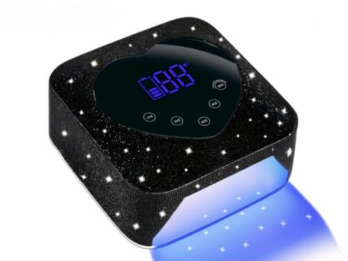 Lampe LED ongle UV portable noire à strass et écran en forme de cœur, allumée, sur fond blanc.