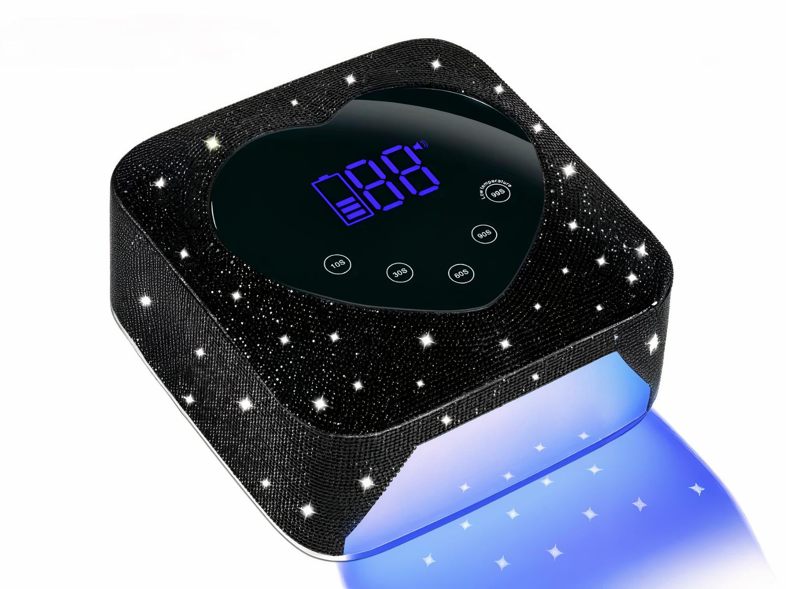 Lampe LED ongle UV portable noire à strass et écran en forme de cœur, allumée, sur fond blanc.