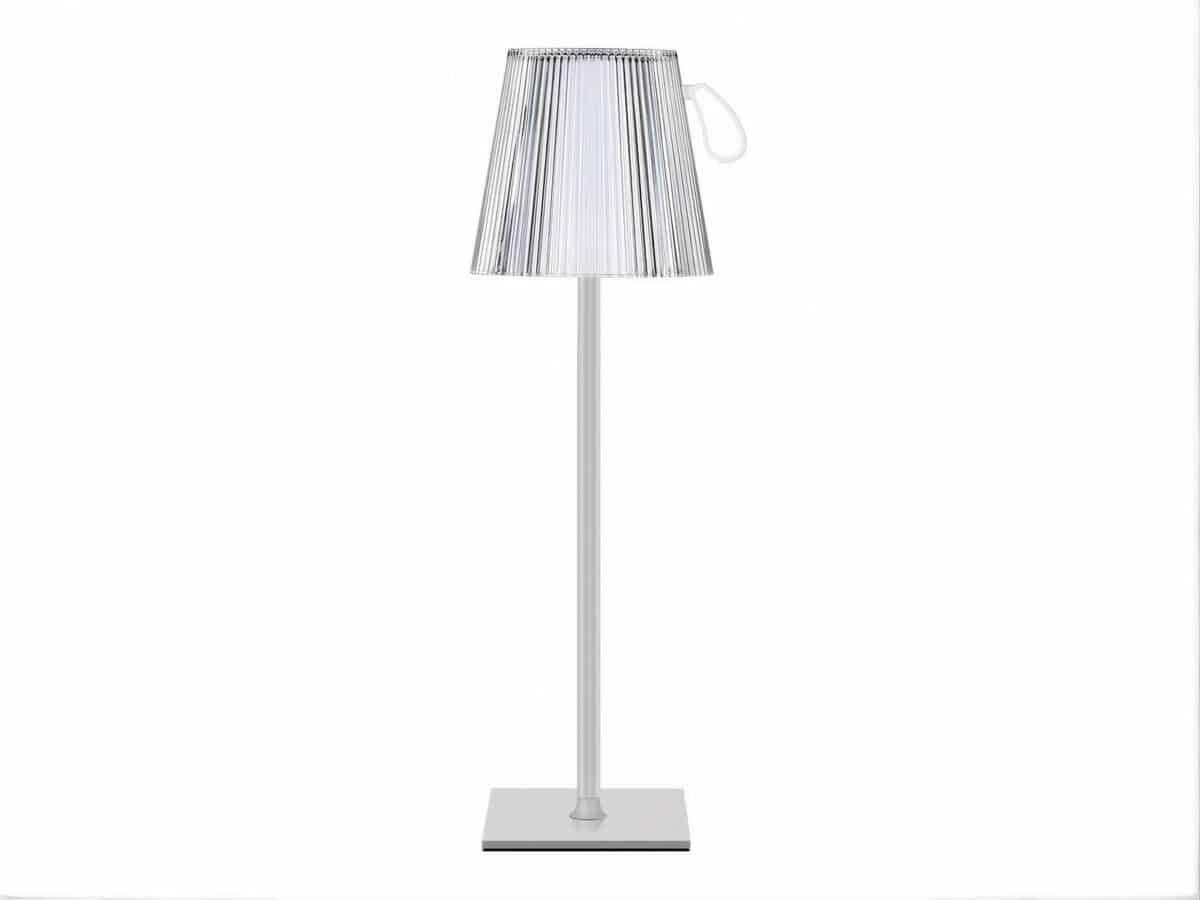 Lampe LED rechargeable à intensité réglable sur fond blanc