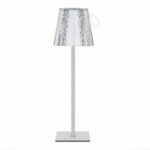 Lampe LED rechargeable à intensité réglable Lampe LED rechargeable à intensité réglable sur fond blanc