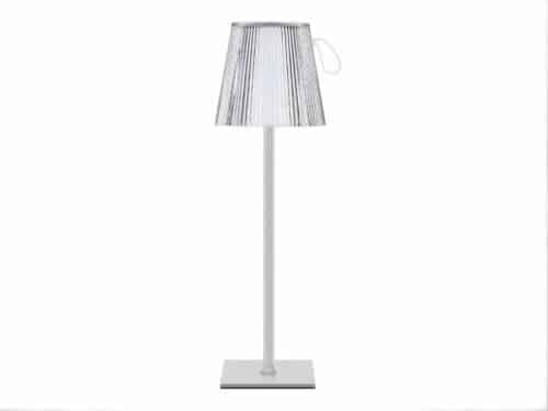 Lampe LED rechargeable à intensité réglable sur fond blanc