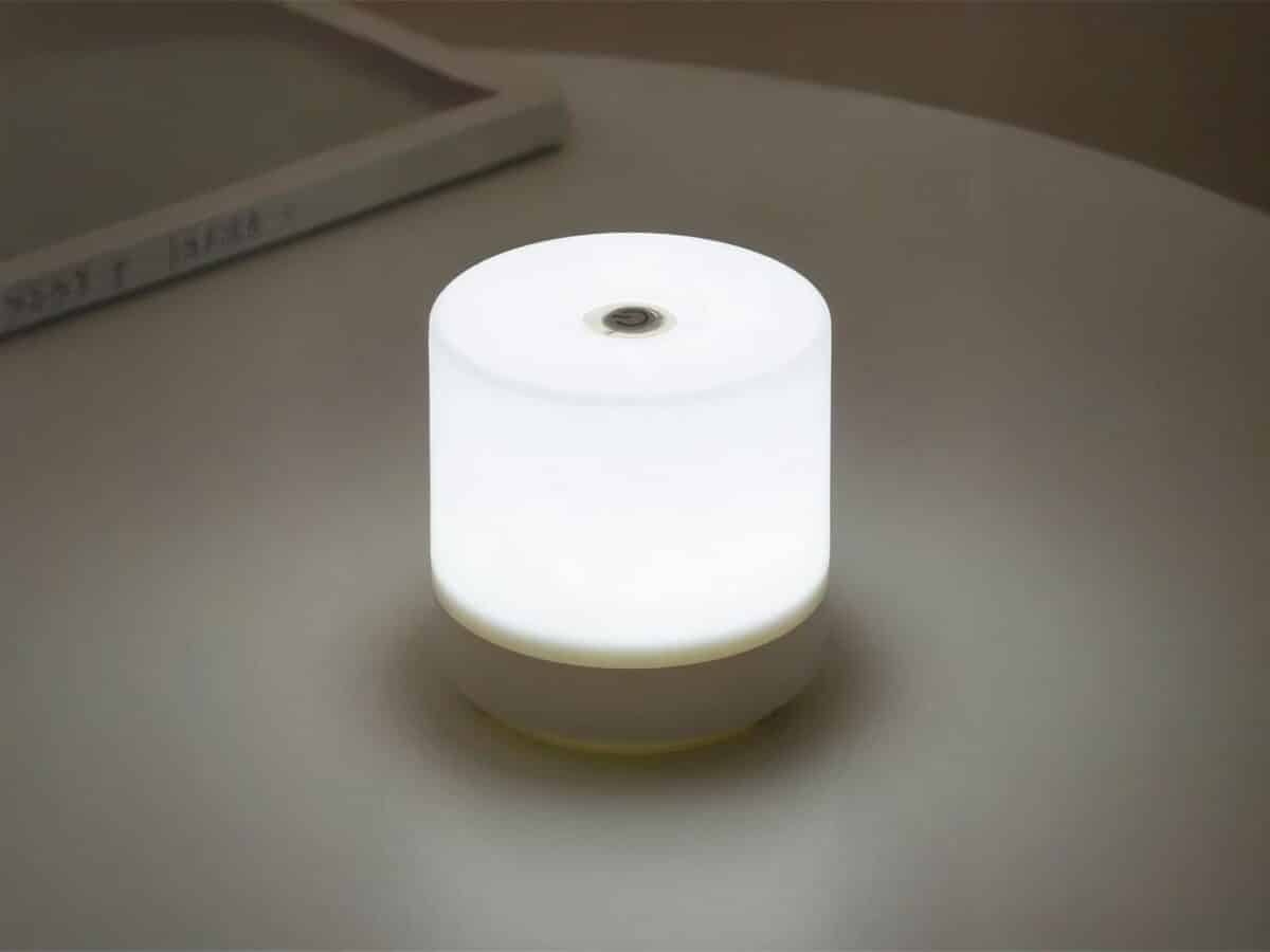 Lampe LED rechargeable à lumière douce posée sur une table