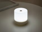Lampe LED rechargeable à lumière douce posée sur une table