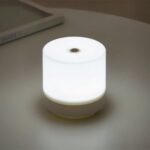 Lampe LED rechargeable à lumière douce Lampe LED rechargeable à lumière douce posée sur une table