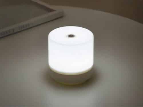 Lampe LED rechargeable à lumière douce posée sur une table