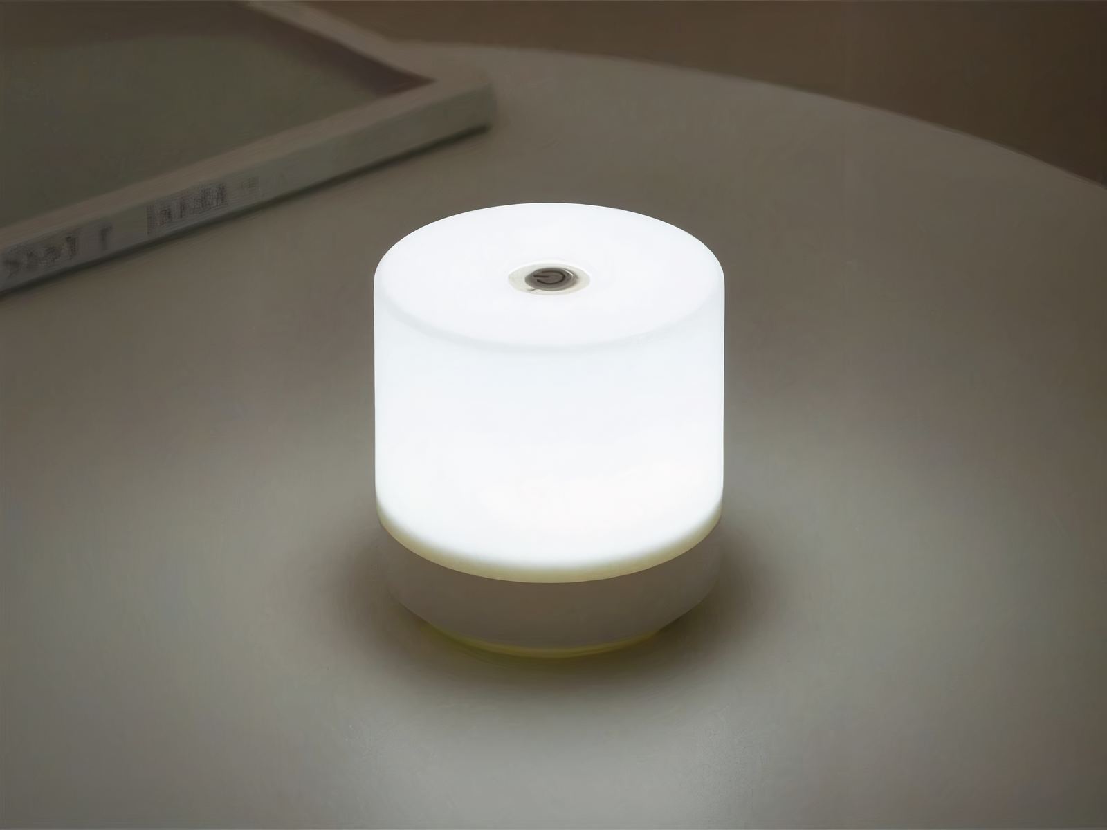 Lampe LED rechargeable à lumière douce posée sur une table