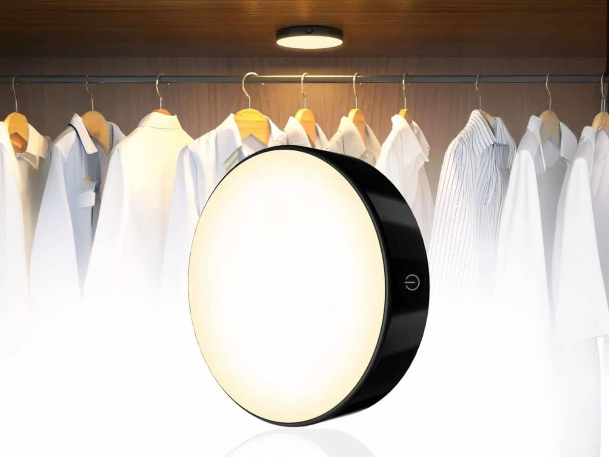Lampe LED rechargeable à luminosité réglable avec des chemises suspendues dans un placard en fond